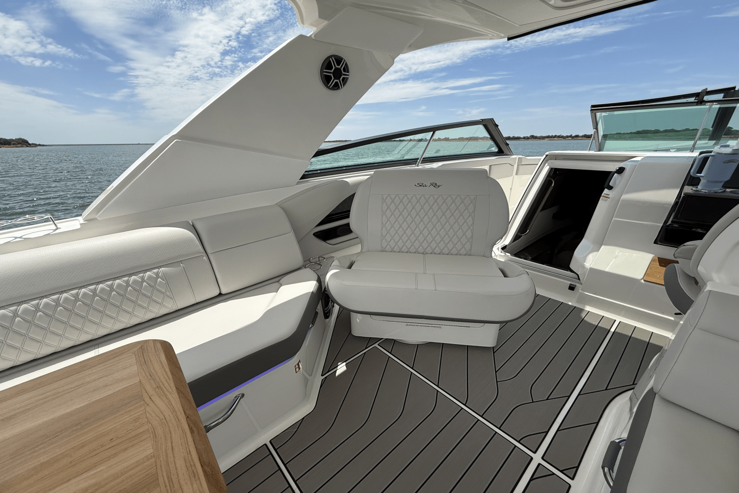 Slide: The Image of Sea Ray SLX 400 Outboard 2025 - 29