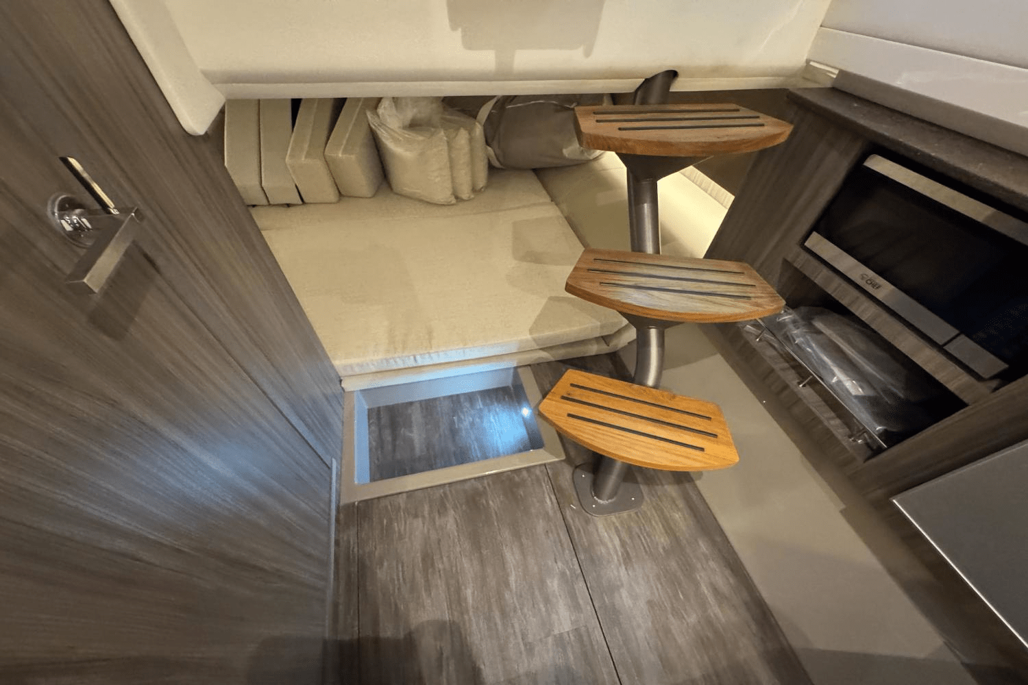 Slide: The Image of Sea Ray SLX 400 Outboard 2025 - 29