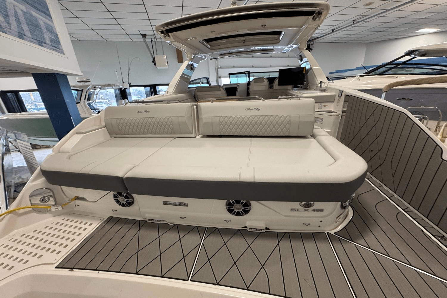 Slide: The Image of Sea Ray SLX 400 Outboard 2025 - 3