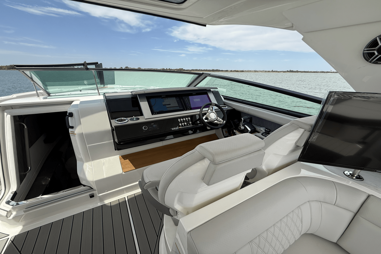 Slide: The Image of Sea Ray SLX 400 Outboard 2025 - 31