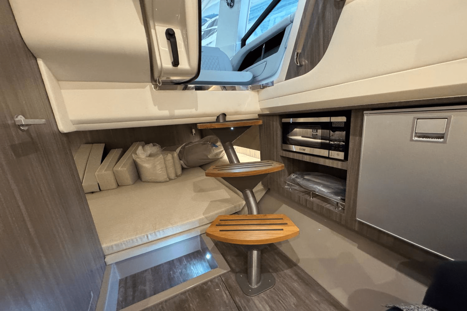 Slide: The Image of Sea Ray SLX 400 Outboard 2025 - 31