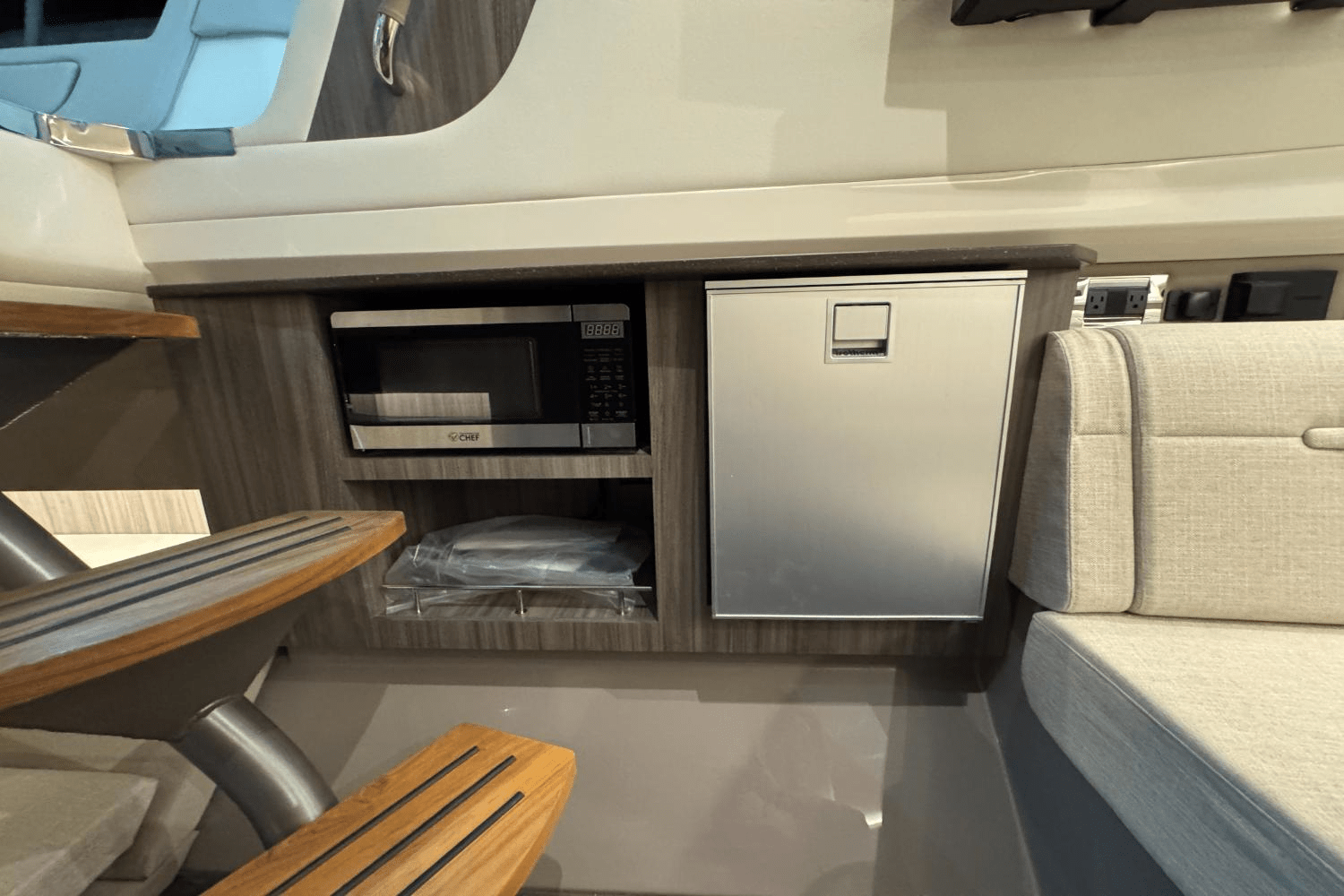 Slide: The Image of Sea Ray SLX 400 Outboard 2025 - 32