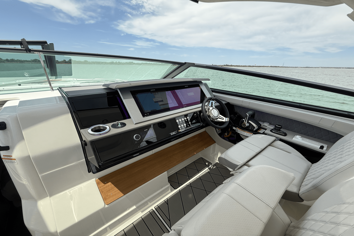 Slide: The Image of Sea Ray SLX 400 Outboard 2025 - 32