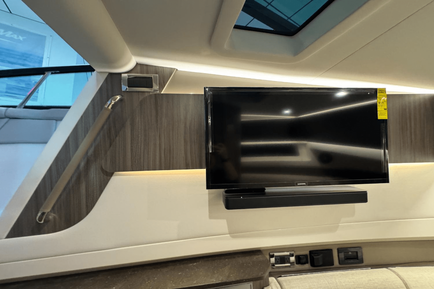 Slide: The Image of Sea Ray SLX 400 Outboard 2025 - 33