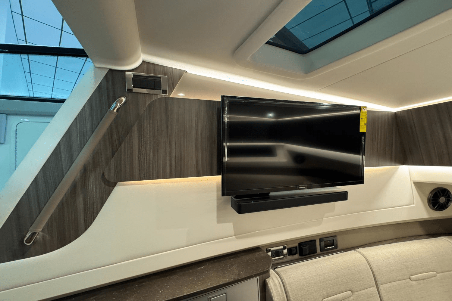 Slide: The Image of Sea Ray SLX 400 Outboard 2025 - 34