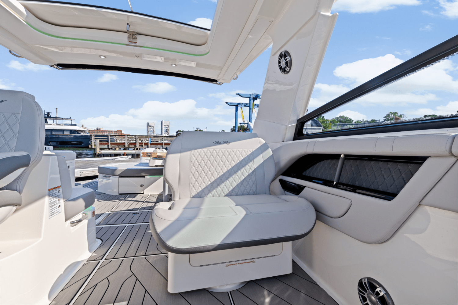 Slide: The Image of Sea Ray SLX 400 Outboard 2025 - 34