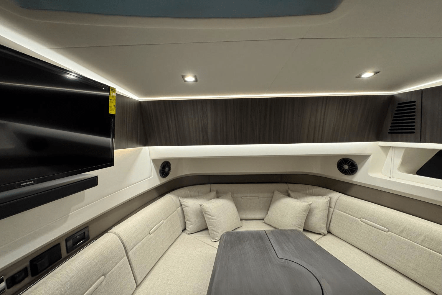 Slide: The Image of Sea Ray SLX 400 Outboard 2025 - 35