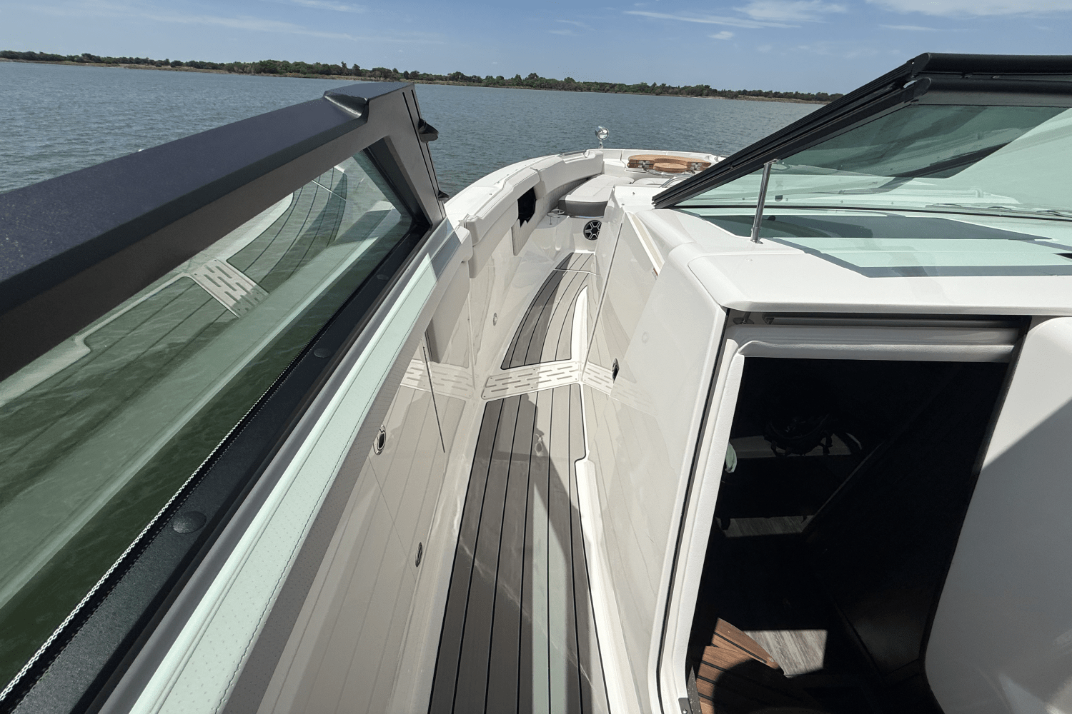 Slide: The Image of Sea Ray SLX 400 Outboard 2025 - 36