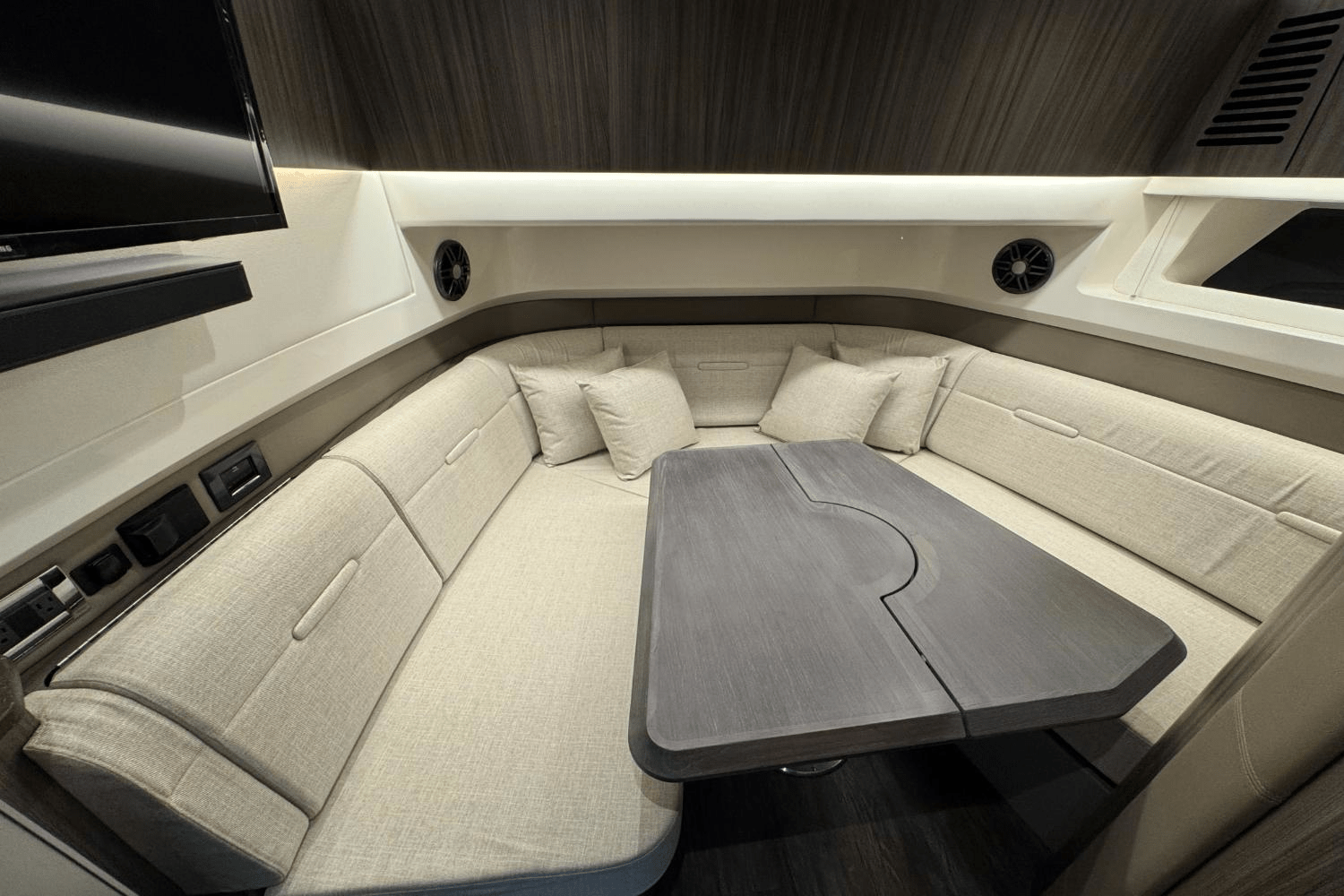 Slide: The Image of Sea Ray SLX 400 Outboard 2025 - 36