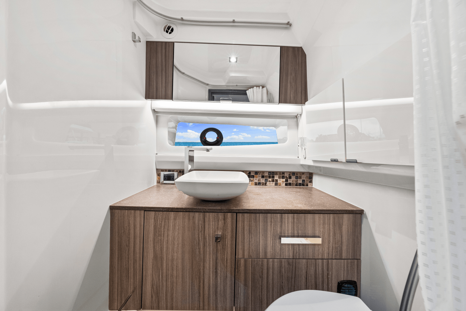 Slide: The Image of Sea Ray SLX 400 Outboard 2025 - 36
