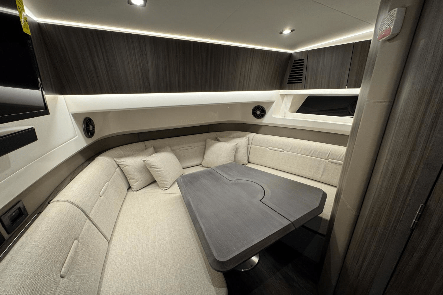 Slide: The Image of Sea Ray SLX 400 Outboard 2025 - 37