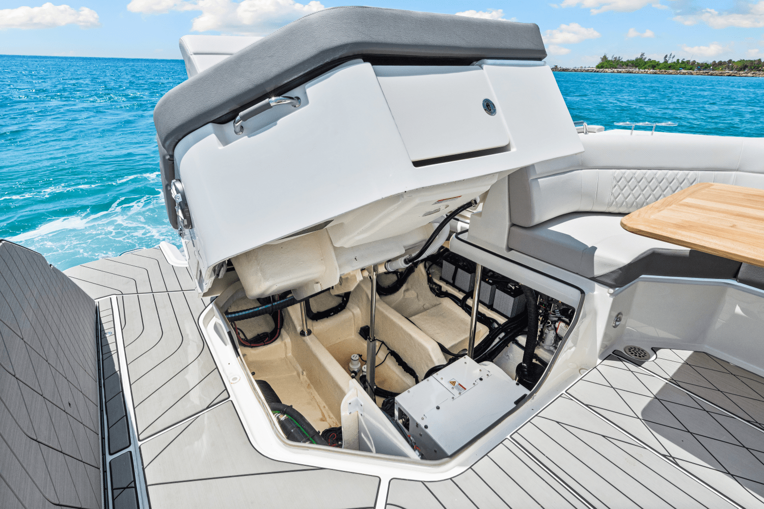 Slide: The Image of Sea Ray SLX 400 Outboard 2025 - 37