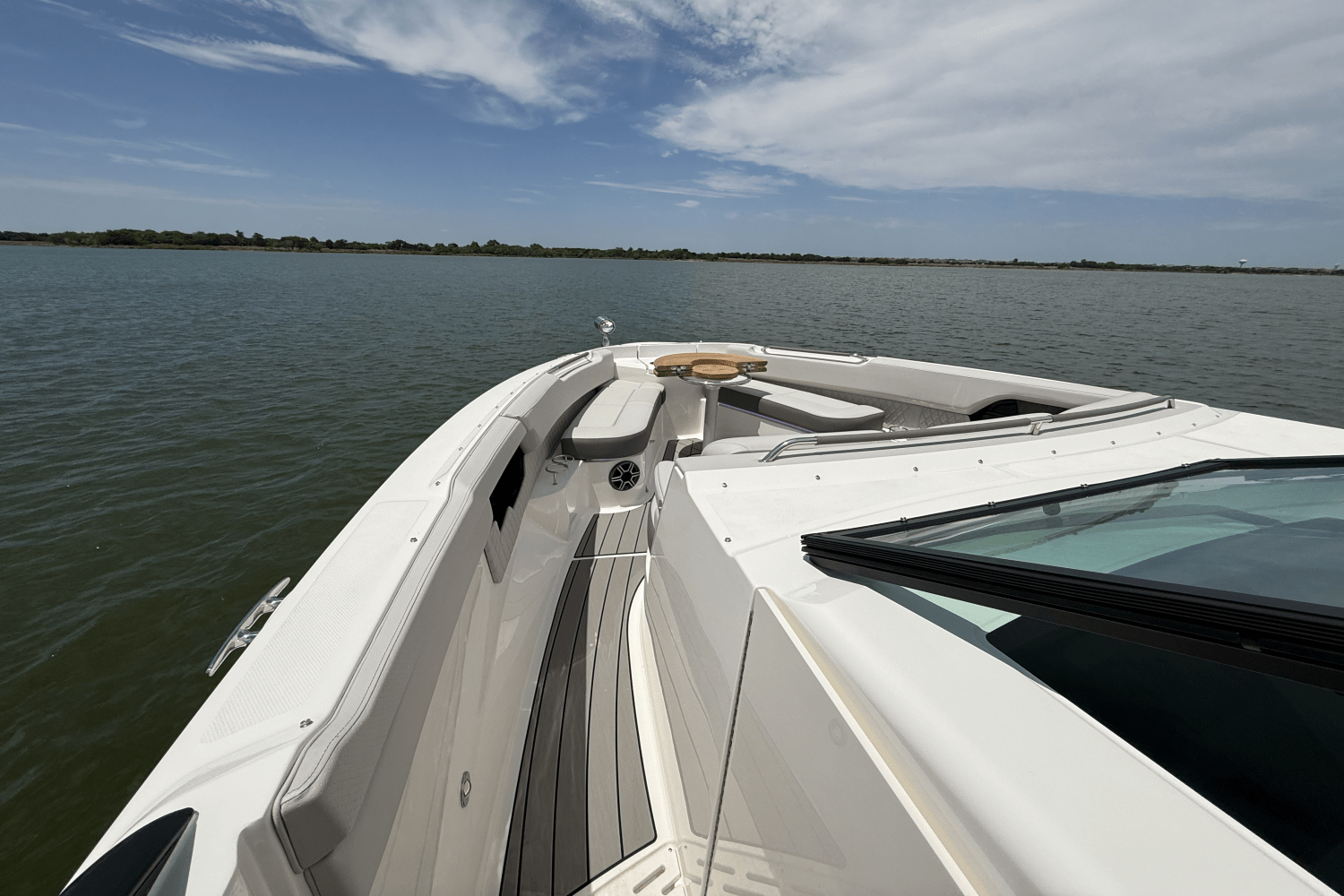 Slide: The Image of Sea Ray SLX 400 Outboard 2025 - 37