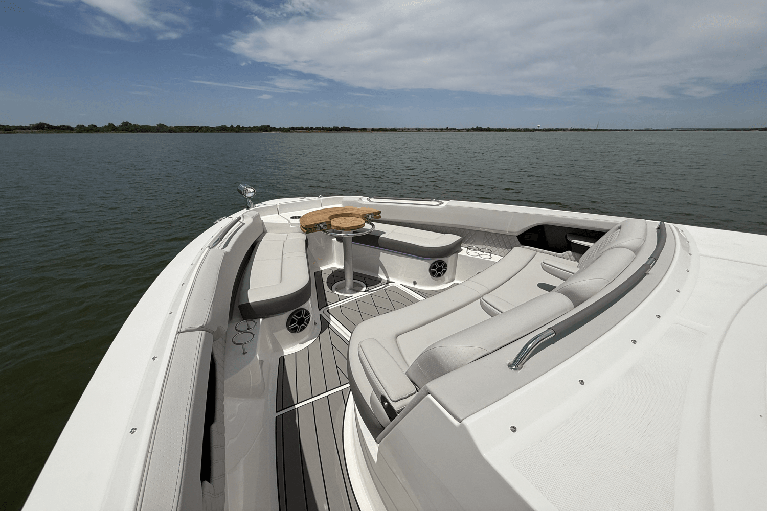 Slide: The Image of Sea Ray SLX 400 Outboard 2025 - 38