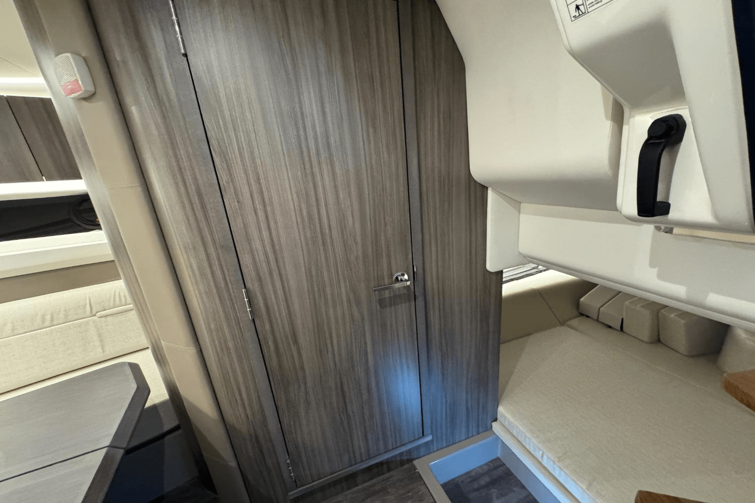 Slide: The Image of Sea Ray SLX 400 Outboard 2025 - 38
