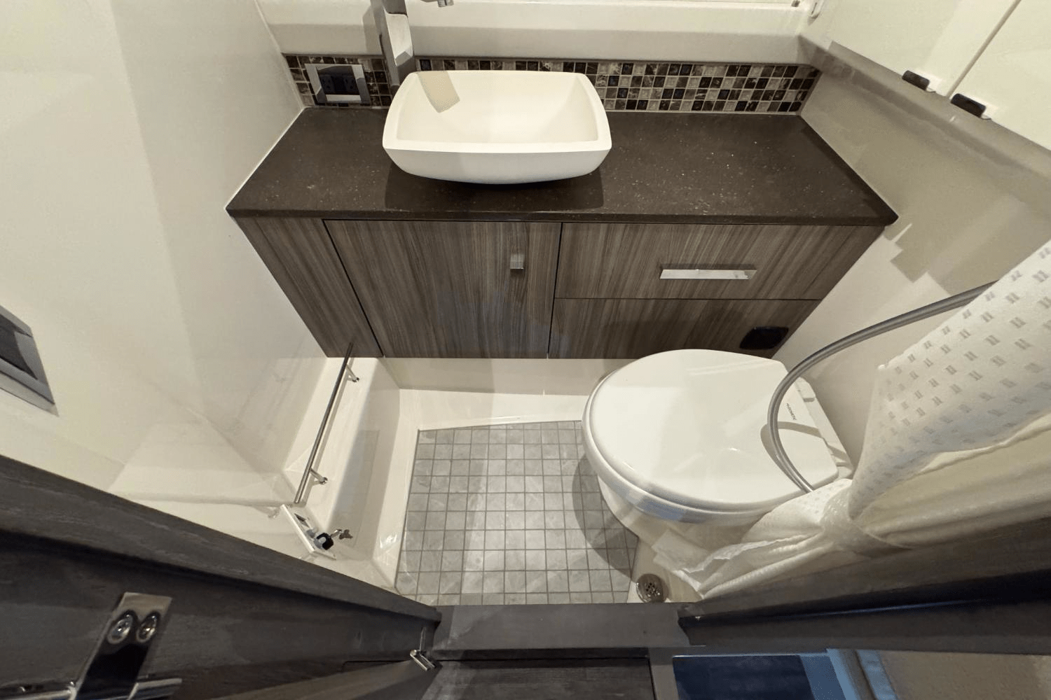 Slide: The Image of Sea Ray SLX 400 Outboard 2025 - 39