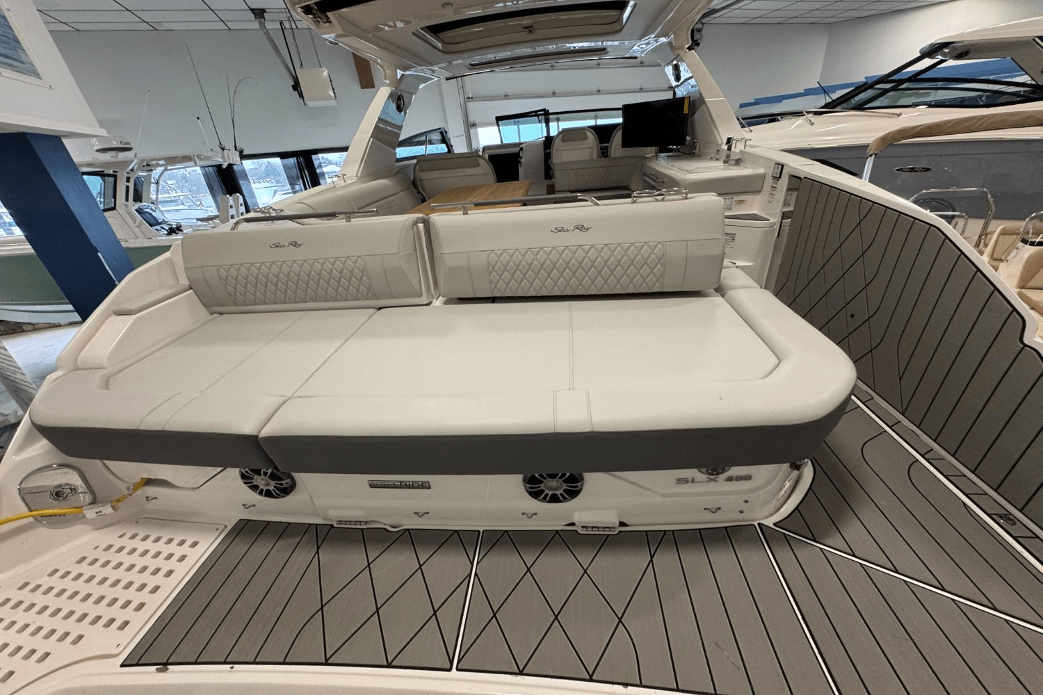 Slide: The Image of Sea Ray SLX 400 Outboard 2025 - 4