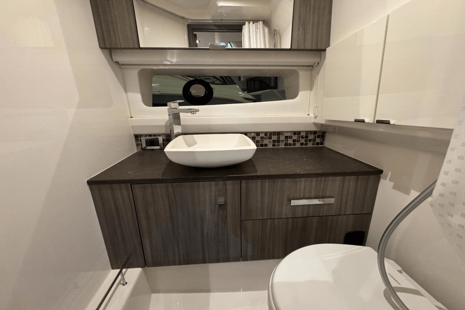 Slide: The Image of Sea Ray SLX 400 Outboard 2025 - 40