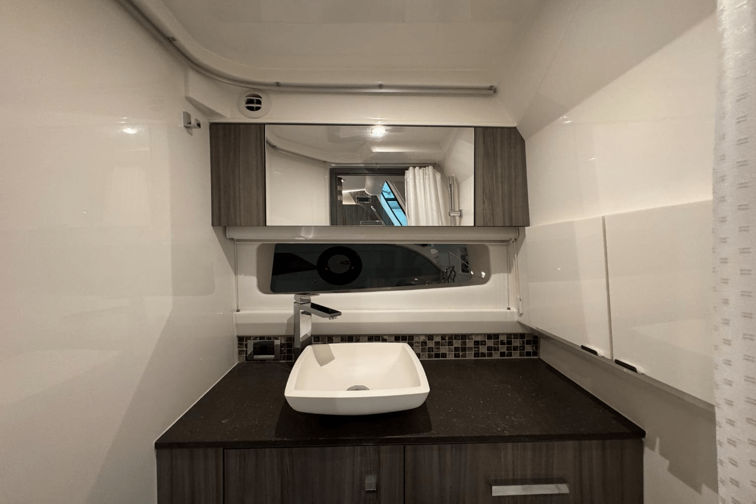 Slide: The Image of Sea Ray SLX 400 Outboard 2025 - 41