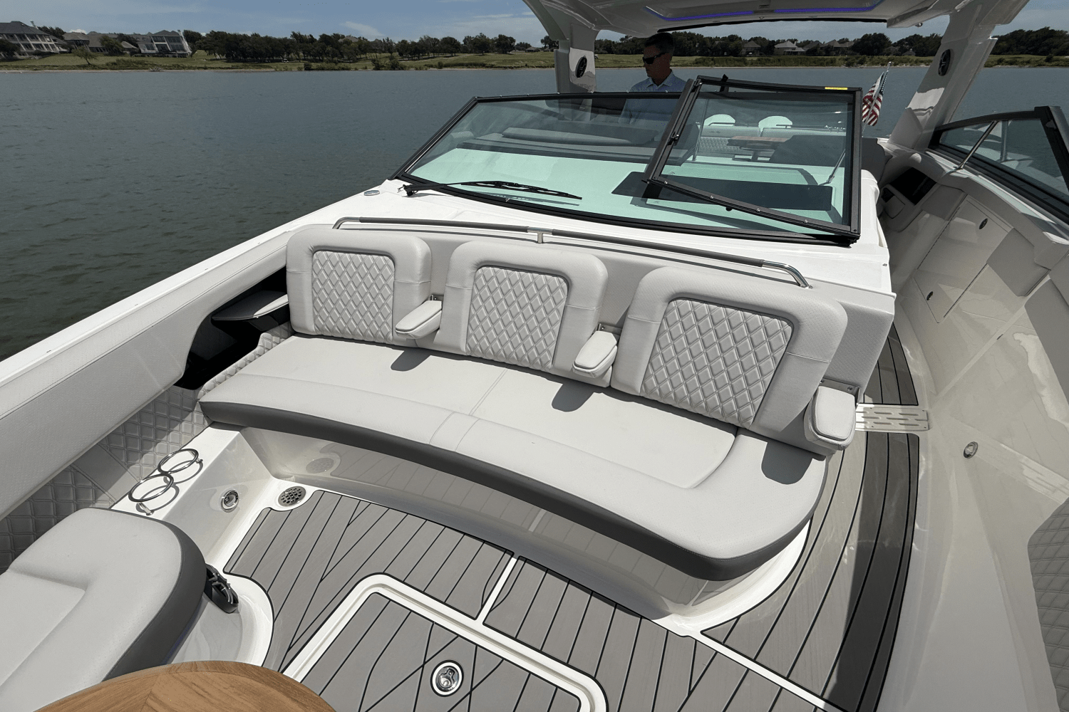 Slide: The Image of Sea Ray SLX 400 Outboard 2025 - 41