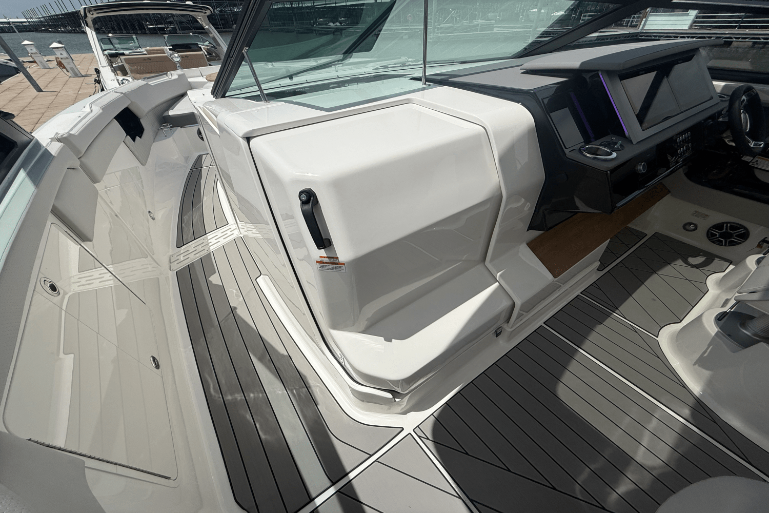 Slide: The Image of Sea Ray SLX 400 Outboard 2025 - 42