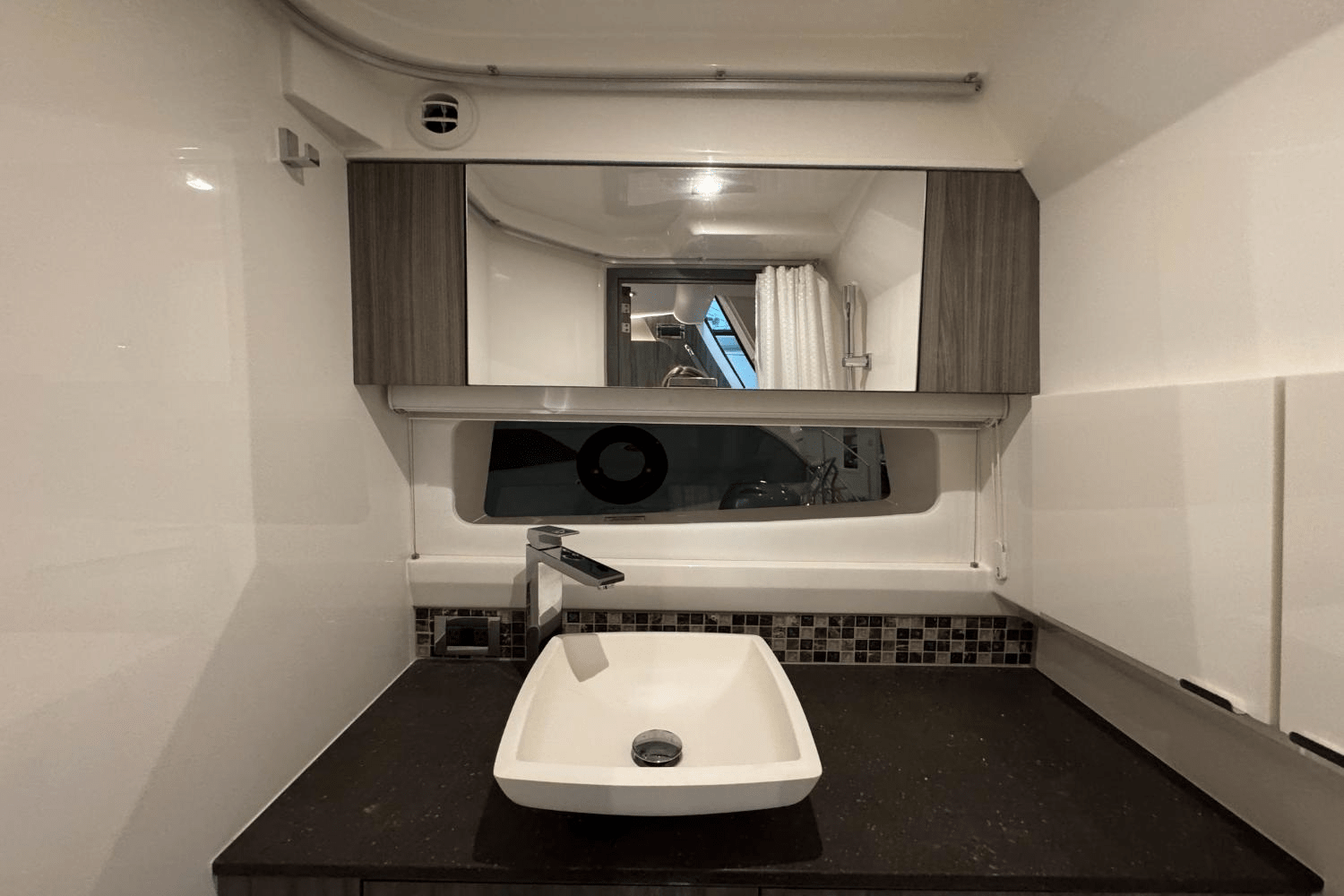 Slide: The Image of Sea Ray SLX 400 Outboard 2025 - 42