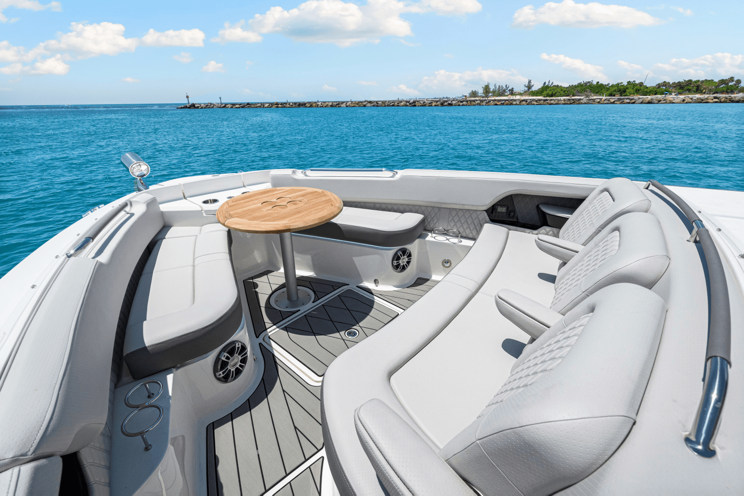 Slide: The Image of Sea Ray SLX 400 Outboard 2025 - 42