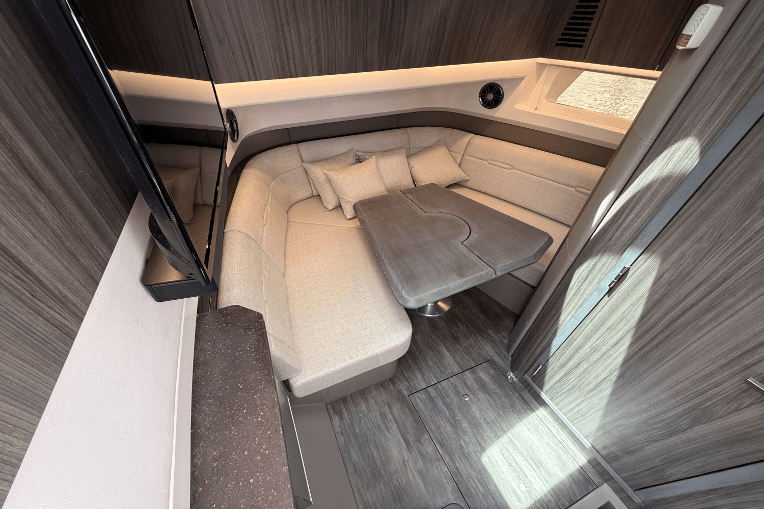 Slide: The Image of Sea Ray SLX 400 Outboard 2025 - 43