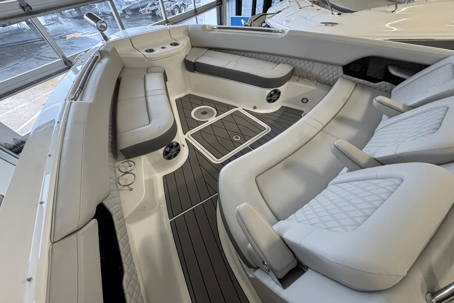 Slide: The Image of Sea Ray SLX 400 Outboard 2025 - 43
