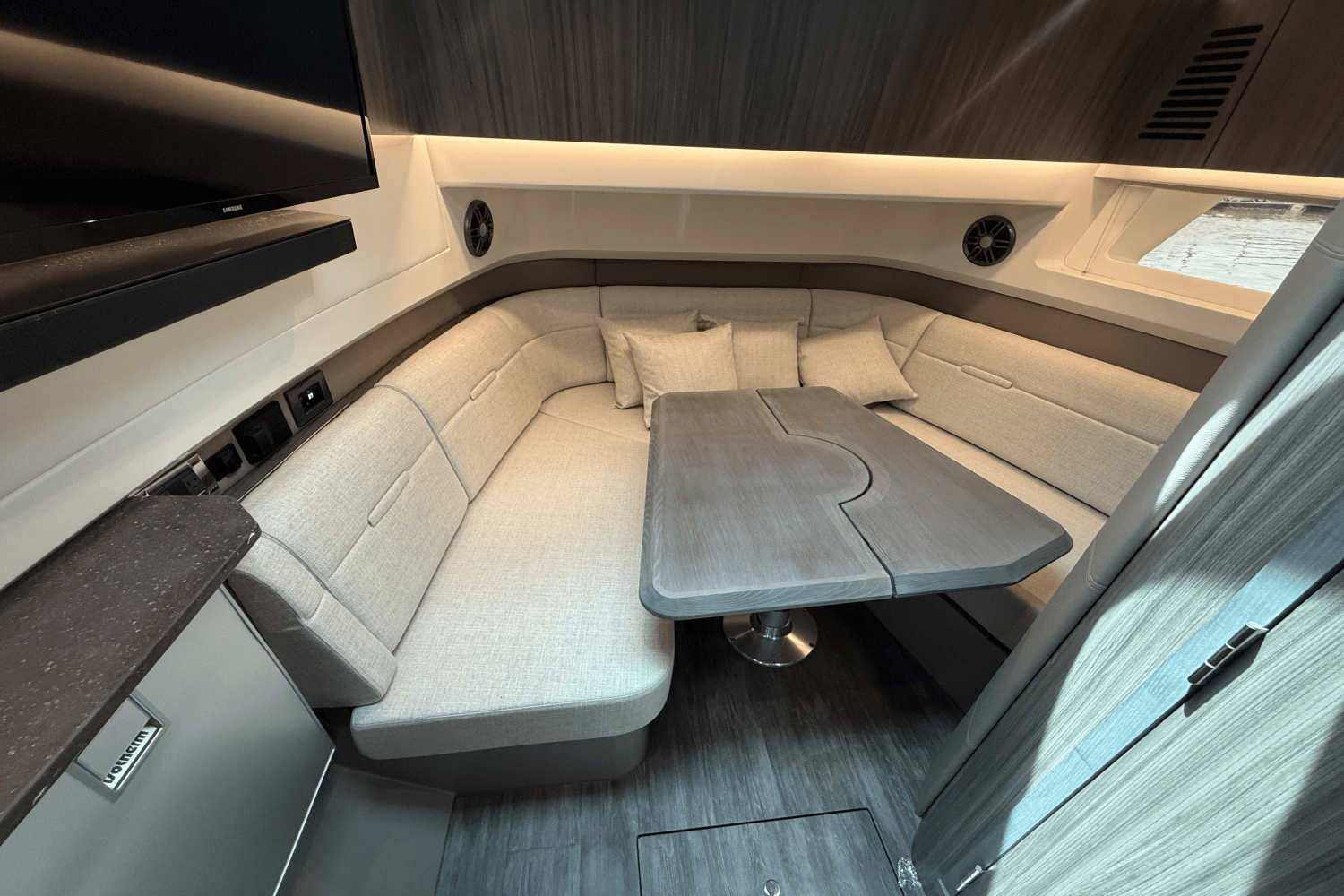 Slide: The Image of Sea Ray SLX 400 Outboard 2025 - 44