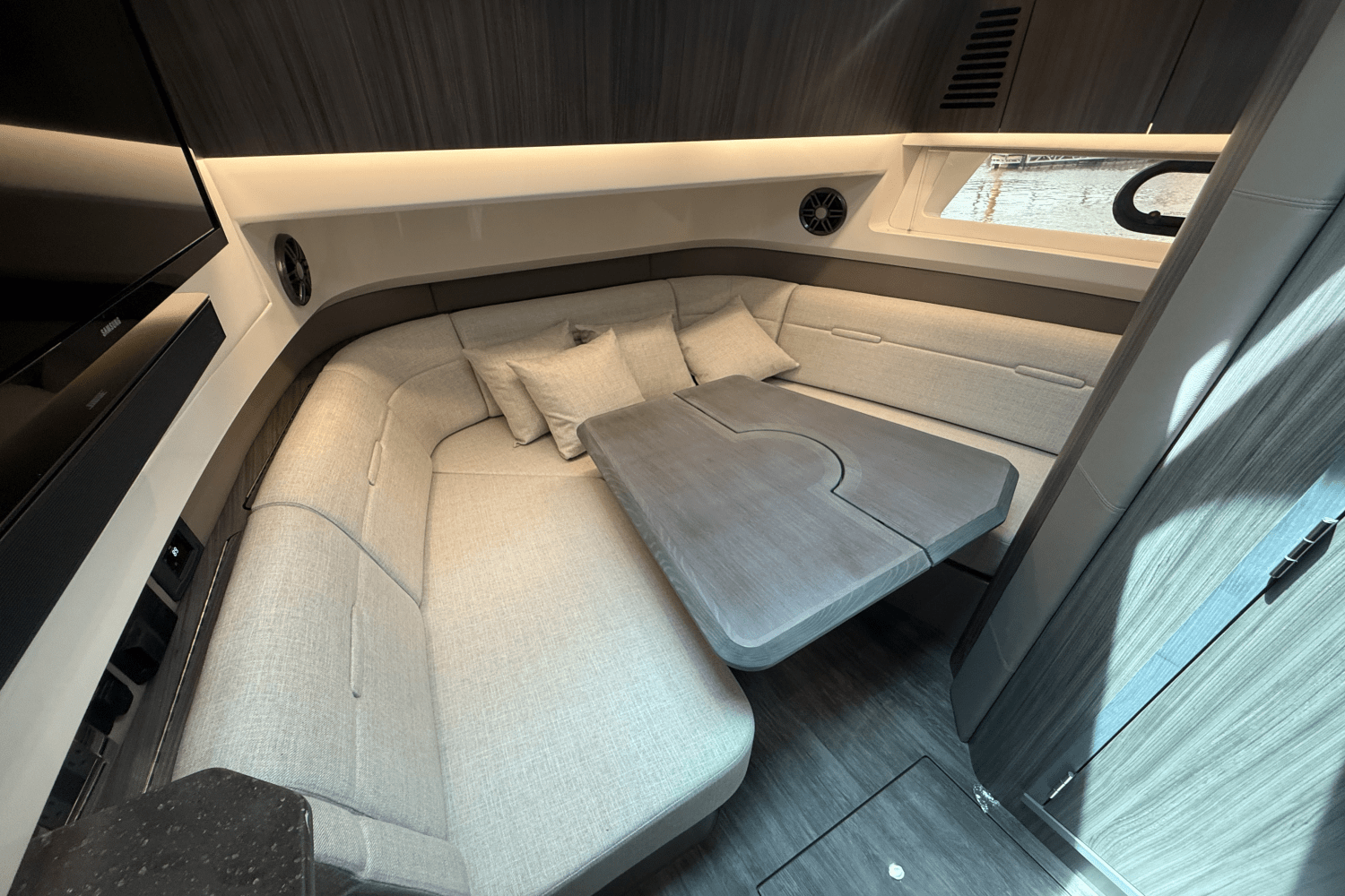 Slide: The Image of Sea Ray SLX 400 Outboard 2025 - 45