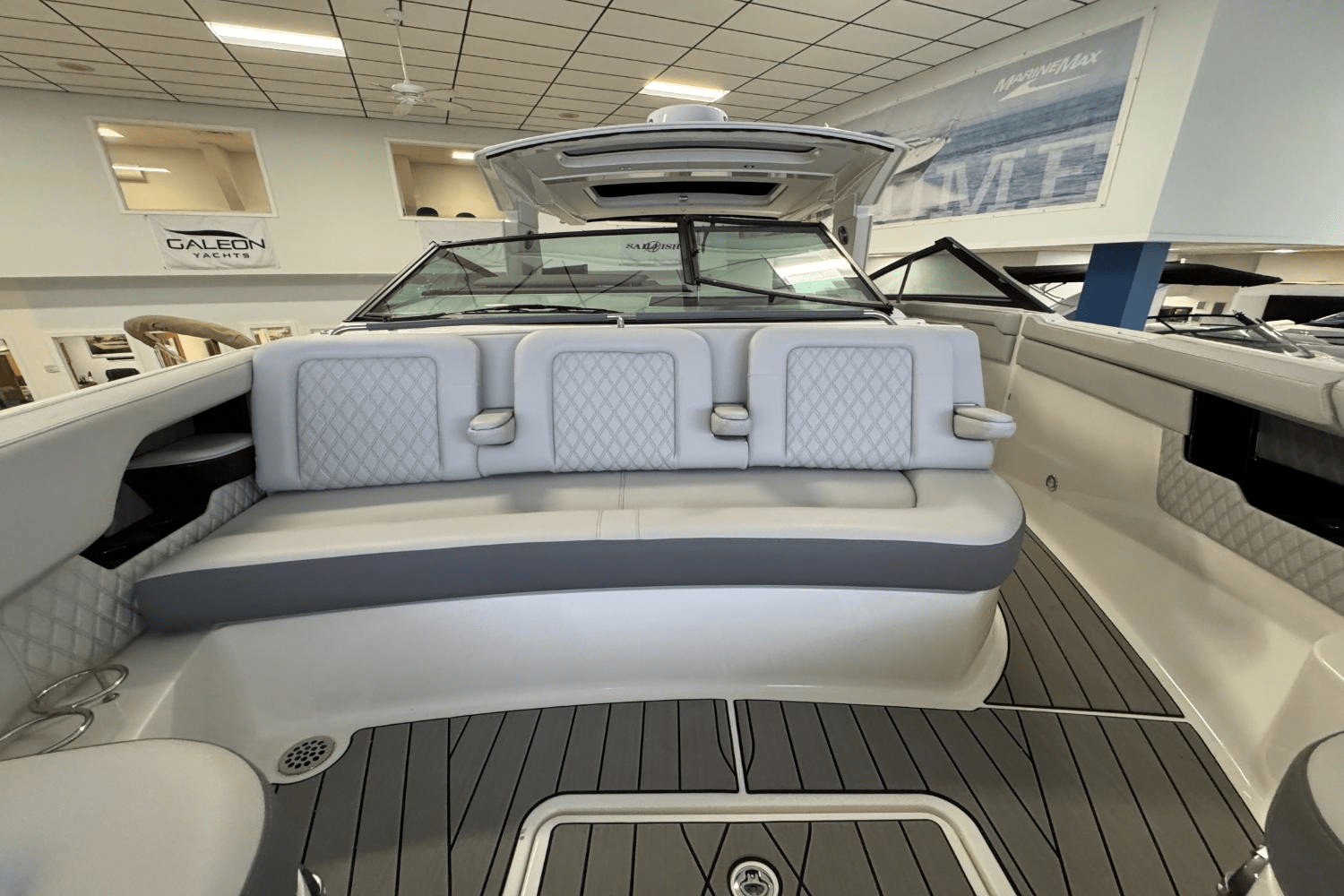 Slide: The Image of Sea Ray SLX 400 Outboard 2025 - 45