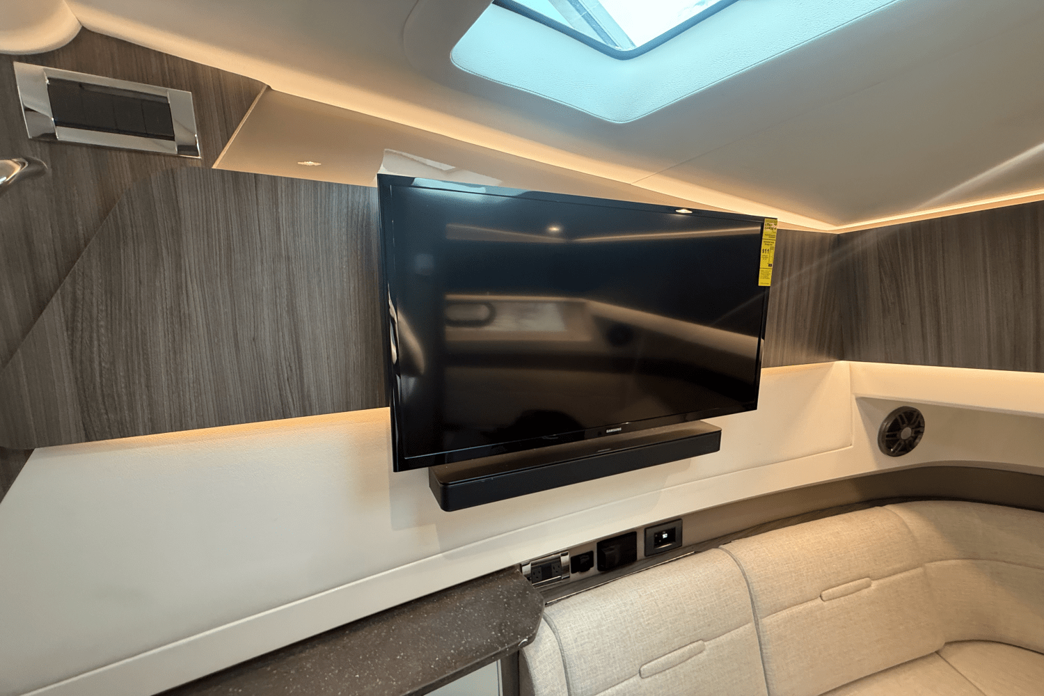 Slide: The Image of Sea Ray SLX 400 Outboard 2025 - 46