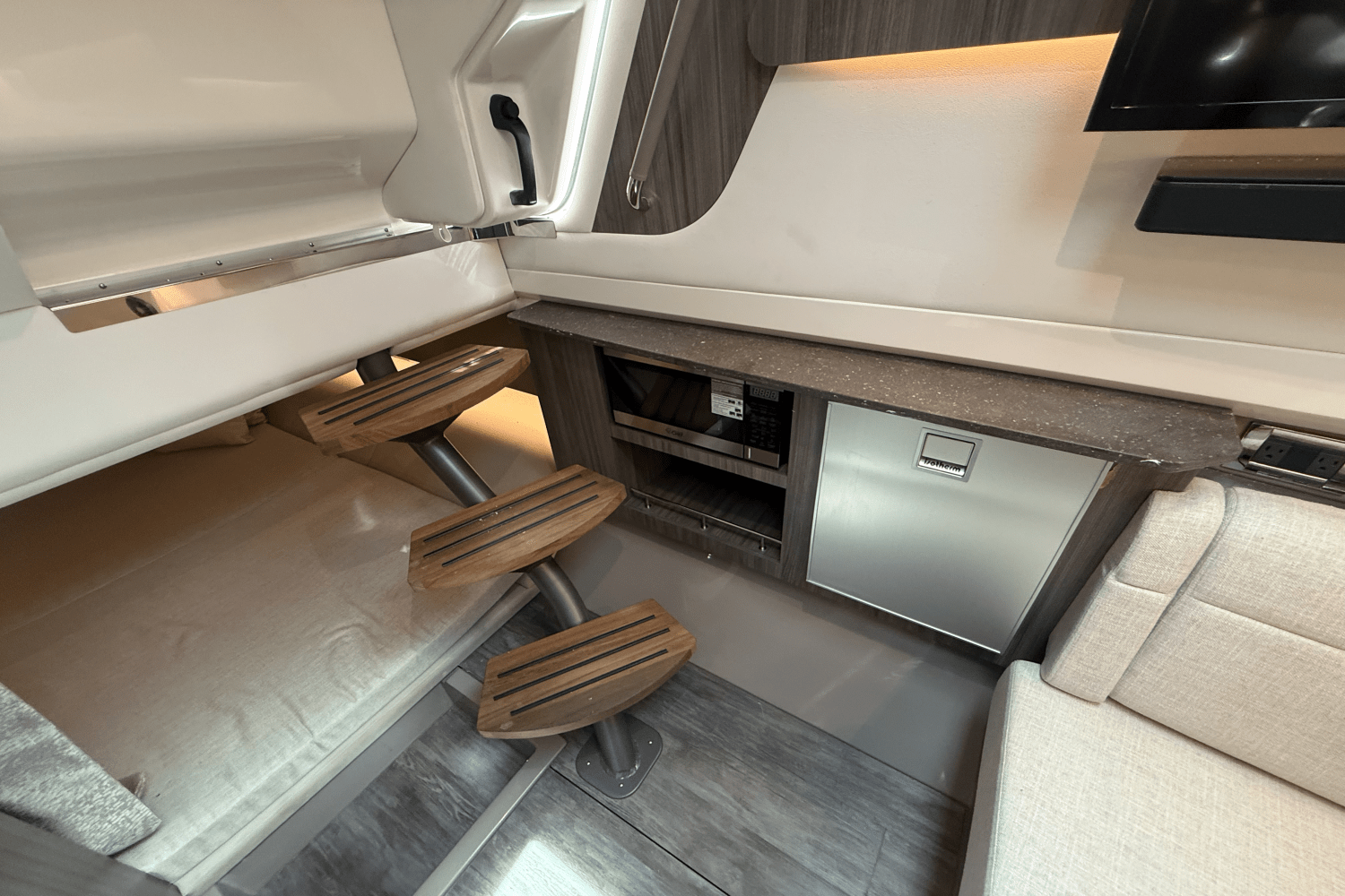 Slide: The Image of Sea Ray SLX 400 Outboard 2025 - 47