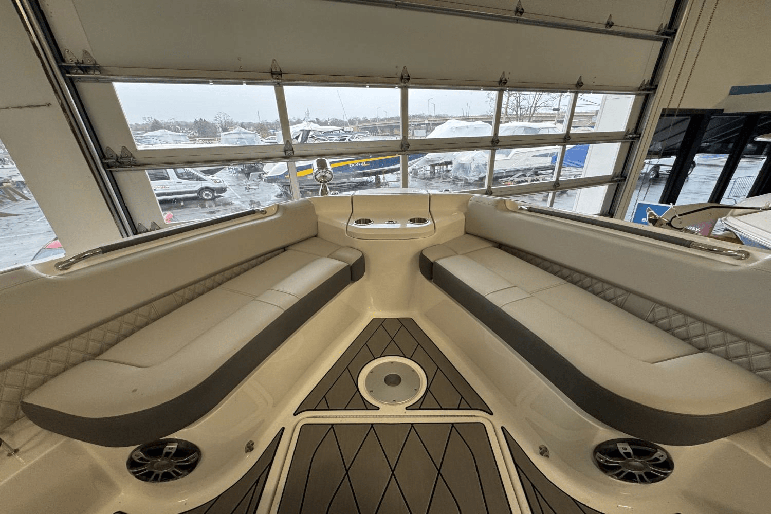 Slide: The Image of Sea Ray SLX 400 Outboard 2025 - 47