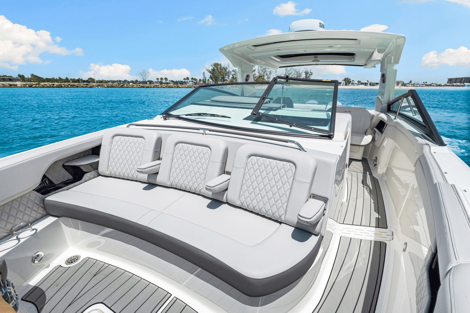 Slide: The Image of Sea Ray SLX 400 Outboard 2025 - 47