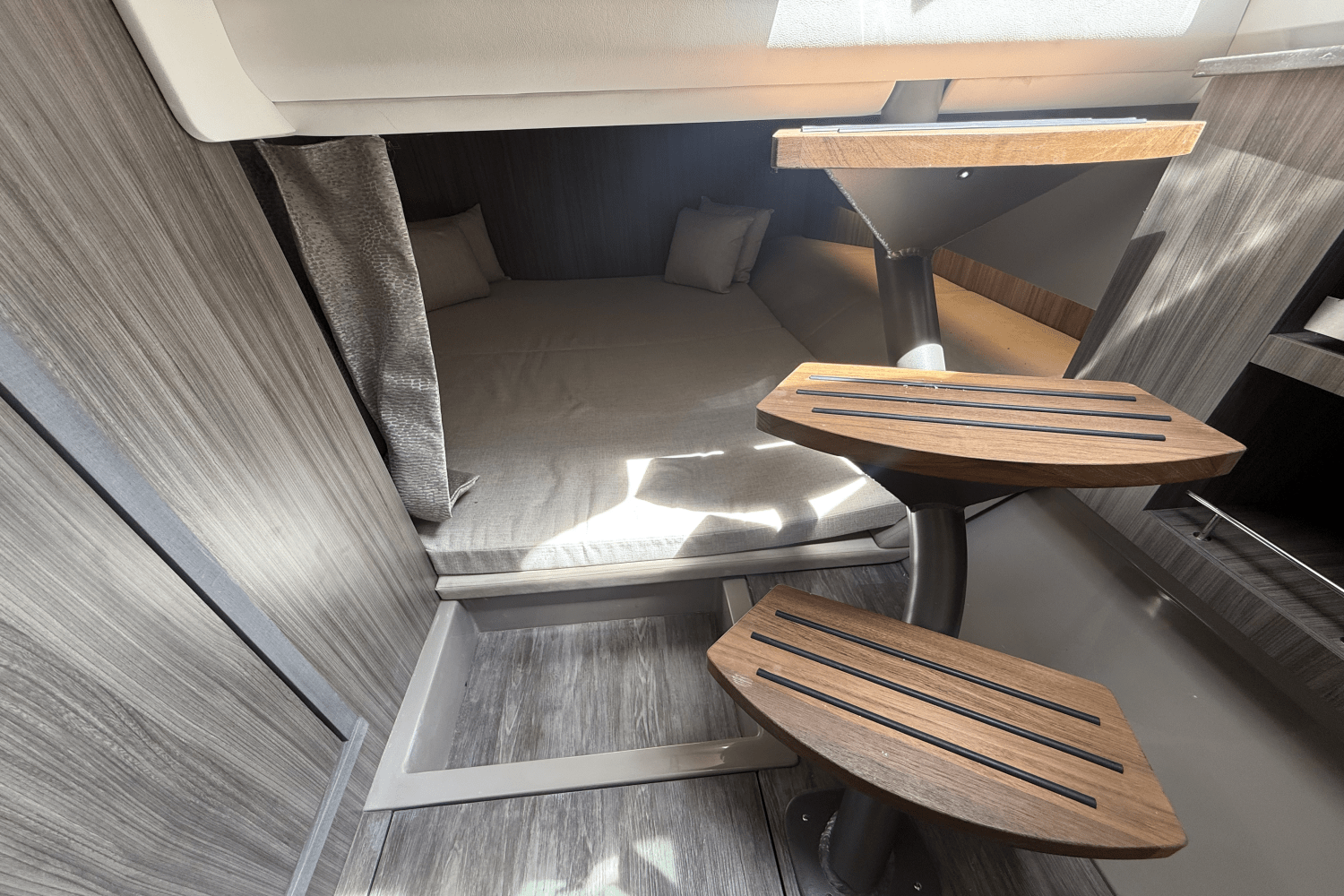 Slide: The Image of Sea Ray SLX 400 Outboard 2025 - 48