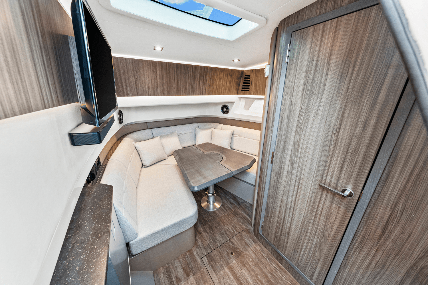 Slide: The Image of Sea Ray SLX 400 Outboard 2025 - 48