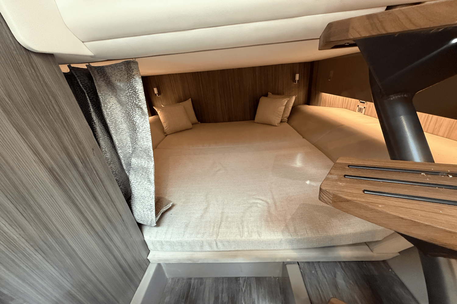 Slide: The Image of Sea Ray SLX 400 Outboard 2025 - 49