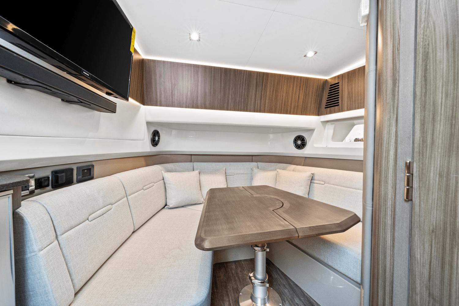 Slide: The Image of Sea Ray SLX 400 Outboard 2025 - 49