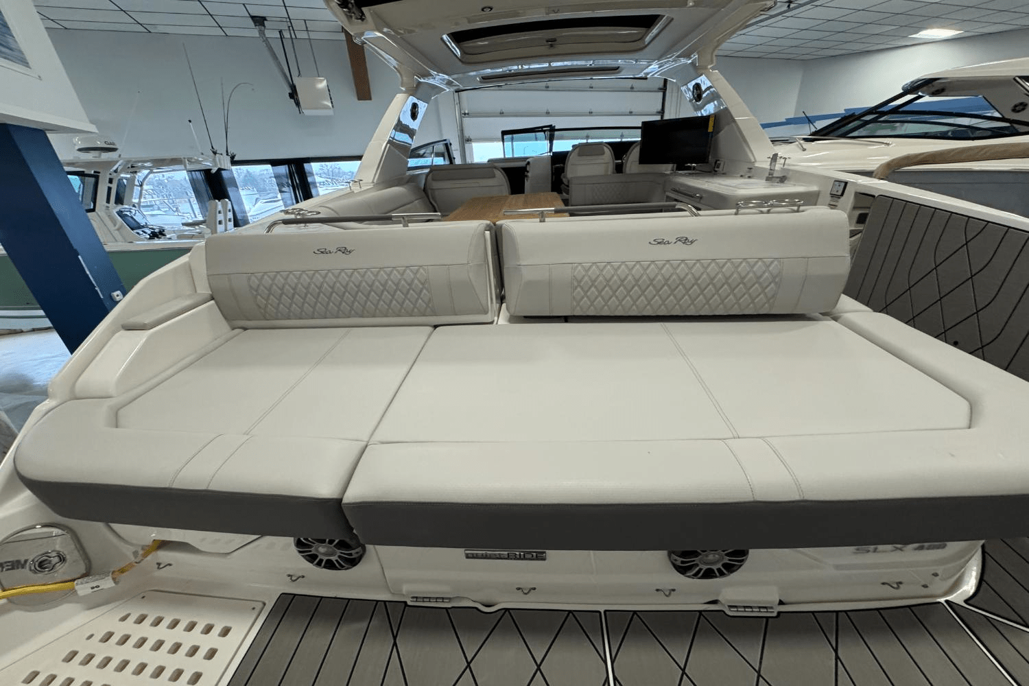 Slide: The Image of Sea Ray SLX 400 Outboard 2025 - 5