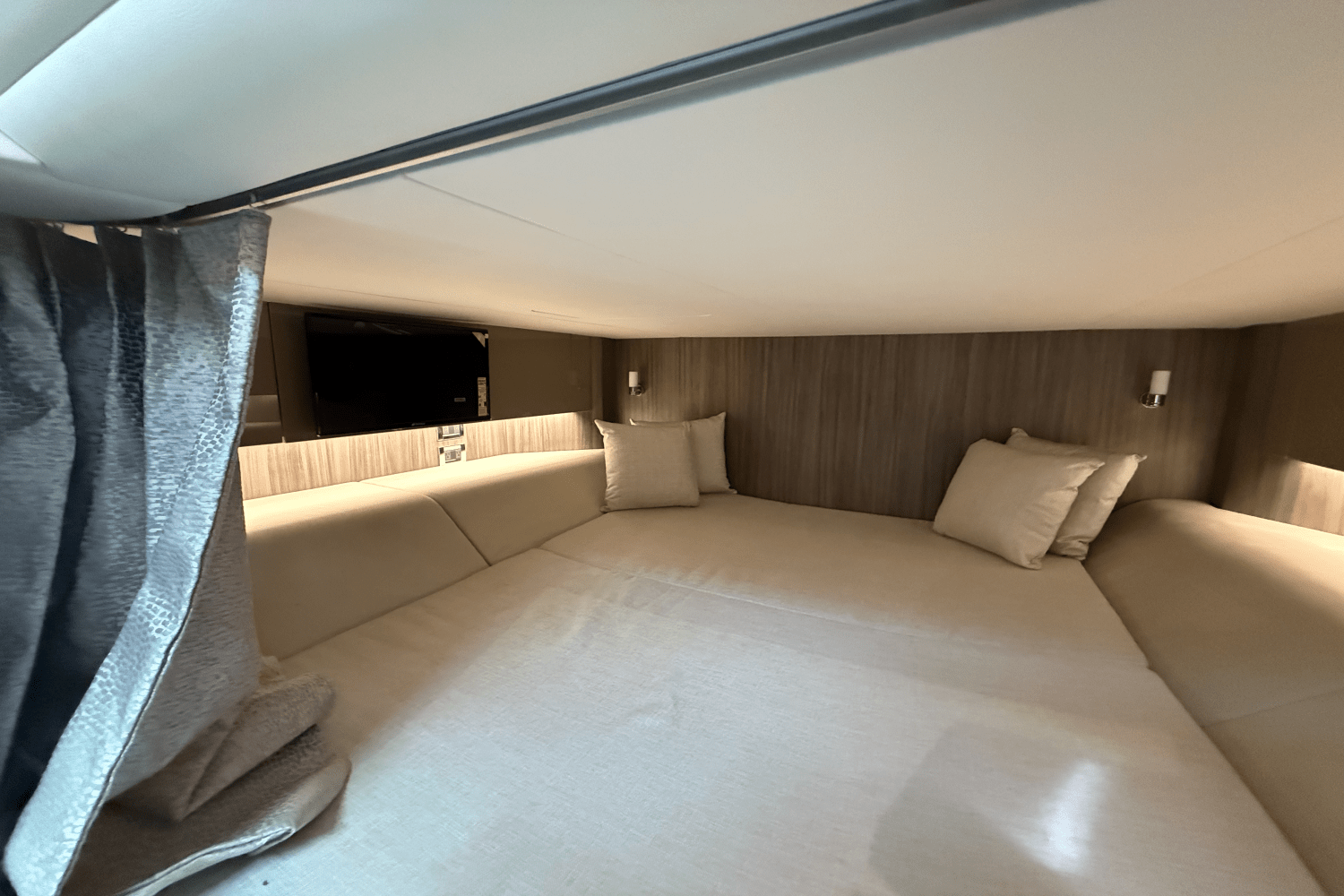 Slide: The Image of Sea Ray SLX 400 Outboard 2025 - 50