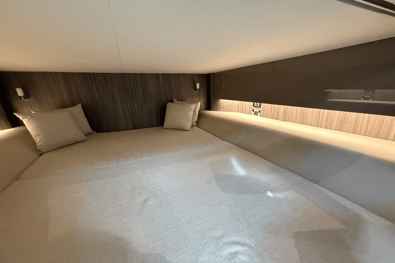 Slide: The Image of Sea Ray SLX 400 Outboard 2025 - 51