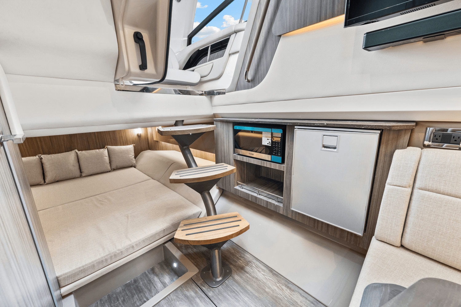 Slide: The Image of Sea Ray SLX 400 Outboard 2025 - 51