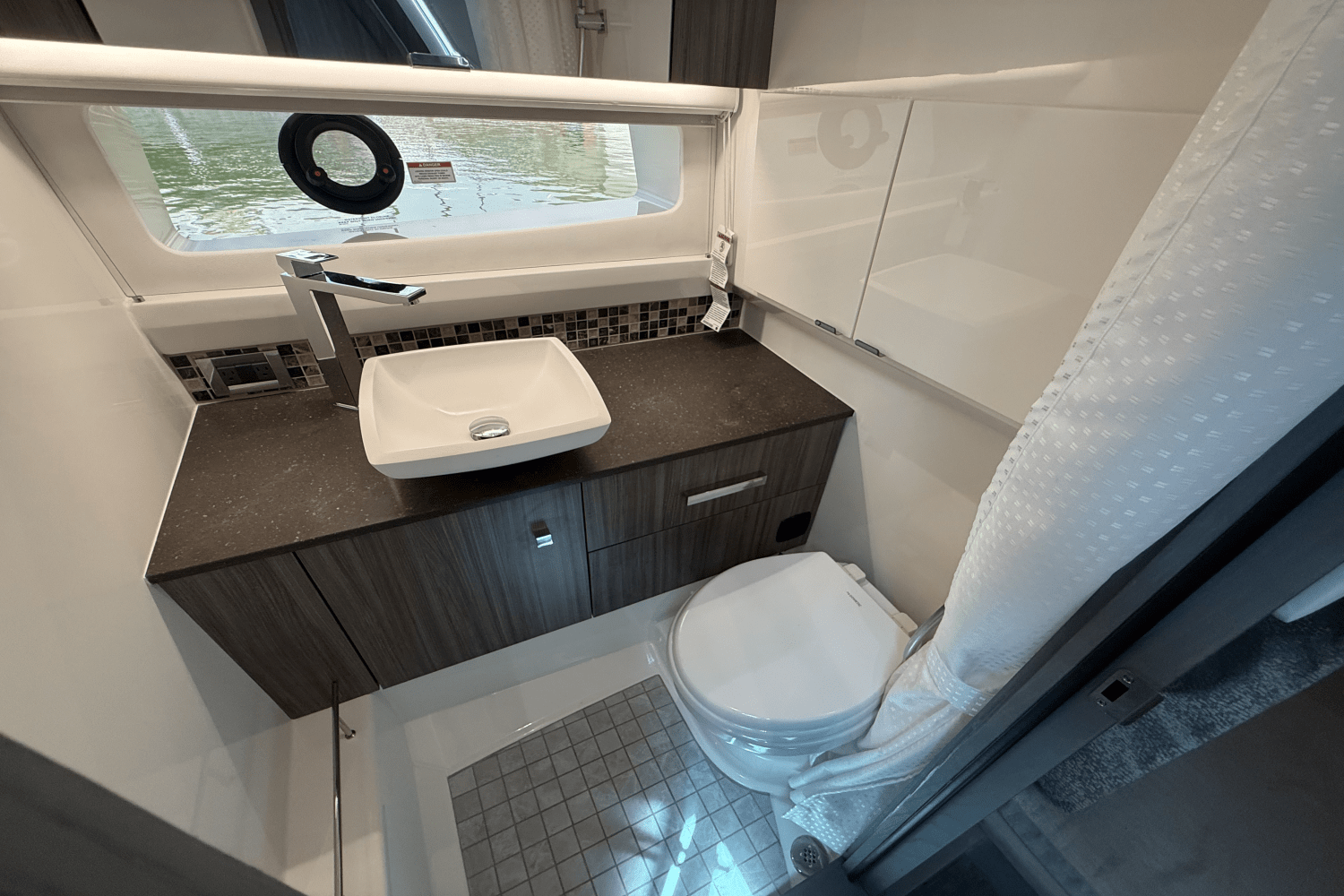 Slide: The Image of Sea Ray SLX 400 Outboard 2025 - 52