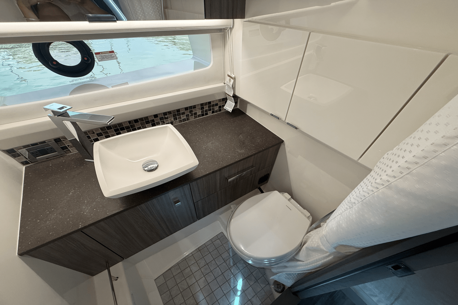 Slide: The Image of Sea Ray SLX 400 Outboard 2025 - 53