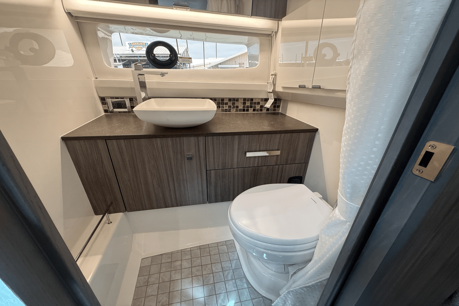 Slide: The Image of Sea Ray SLX 400 Outboard 2025 - 54