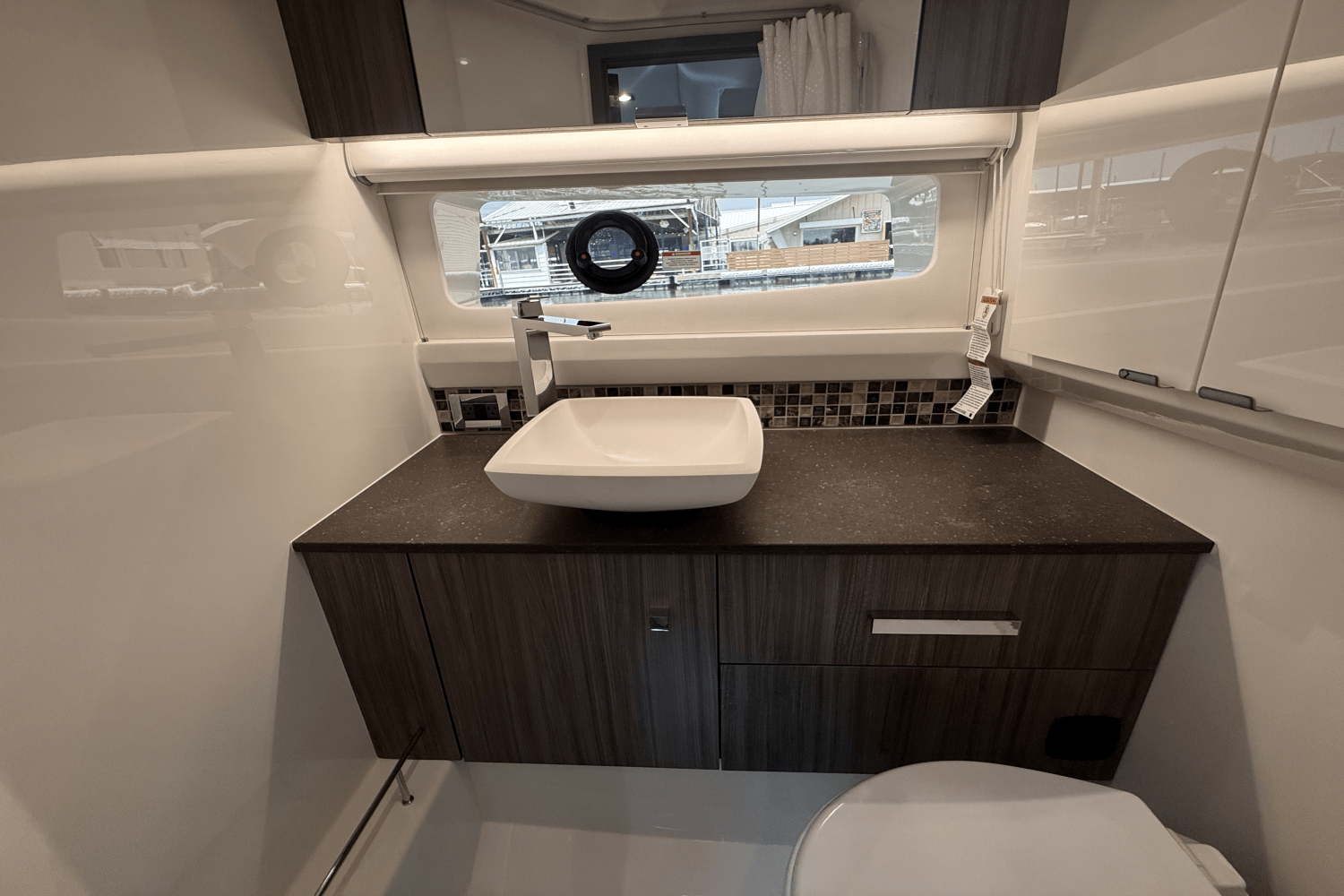 Slide: The Image of Sea Ray SLX 400 Outboard 2025 - 55