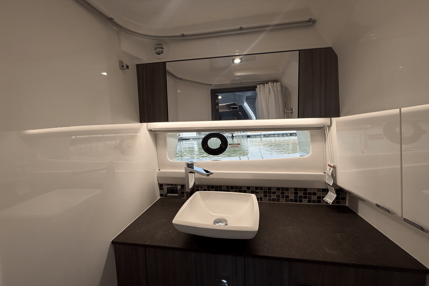 Slide: The Image of Sea Ray SLX 400 Outboard 2025 - 56