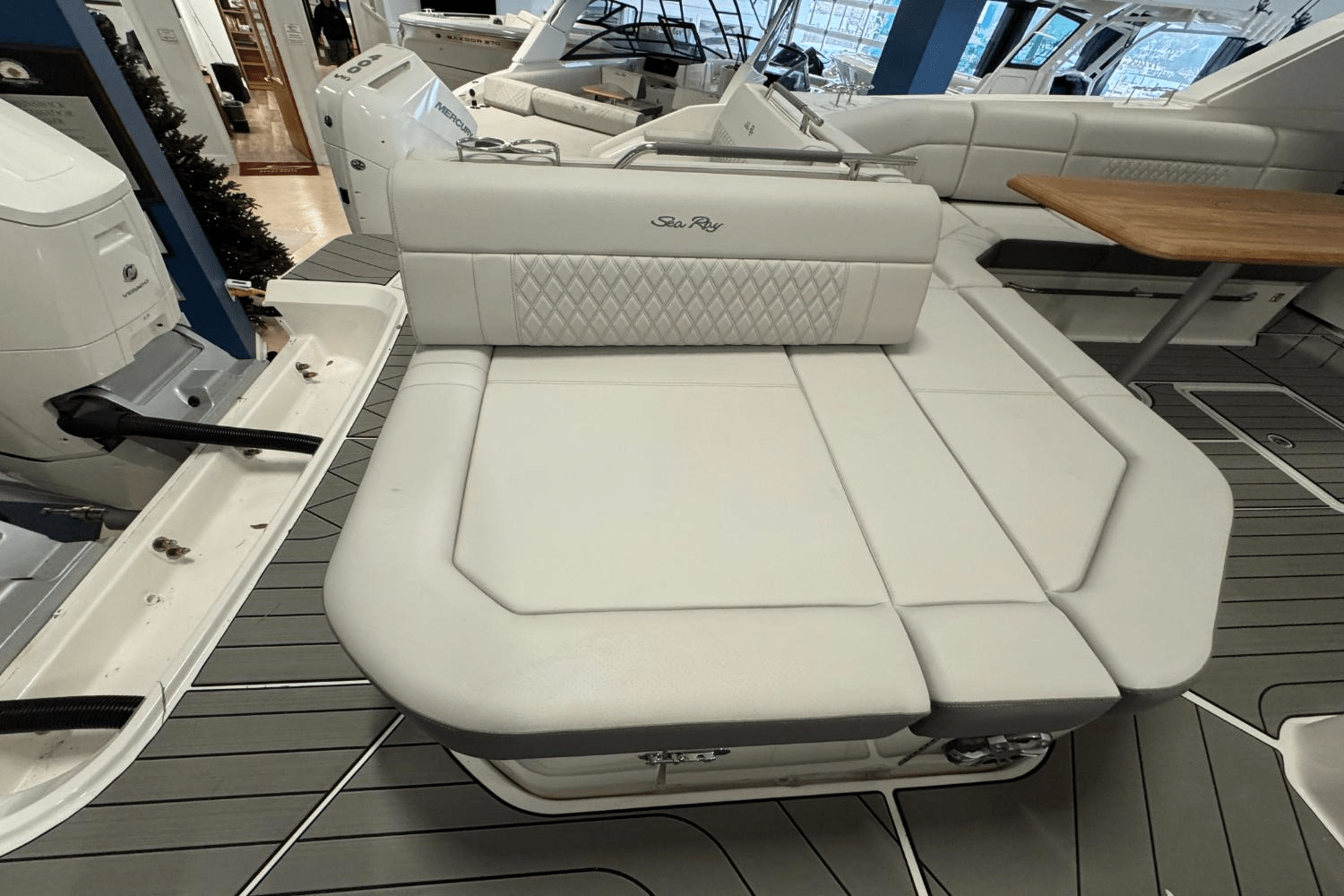 Slide: The Image of Sea Ray SLX 400 Outboard 2025 - 6